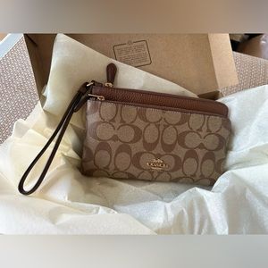 COACH Signature Print Clutch NWT! ✨👝✨